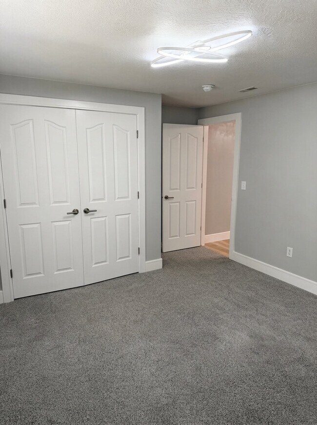 Building Photo - 571 E 300 N