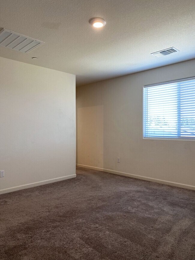 Building Photo - Spacious 4 bedroom/2 bath home waiting to ...
