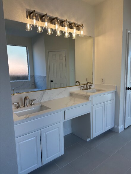 Building Photo - 4205 Lakeside Dr