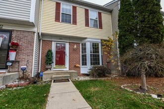 Building Photo - Seven Oaks Townhouse