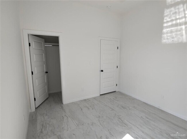 Building Photo - 1028 W Ramses Ln