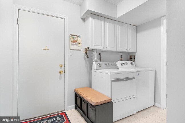 Building Photo - 1615 Spottsworth Way