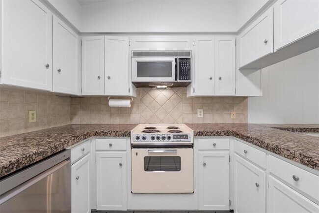 Building Photo - 1304 Mariposa Dr
