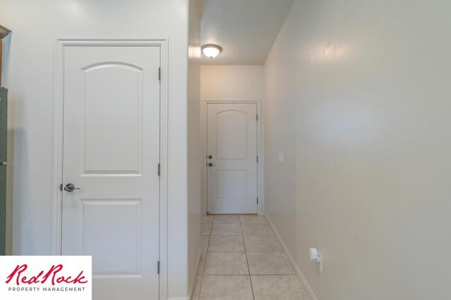 Building Photo - Cozy Townhome with Community Pool