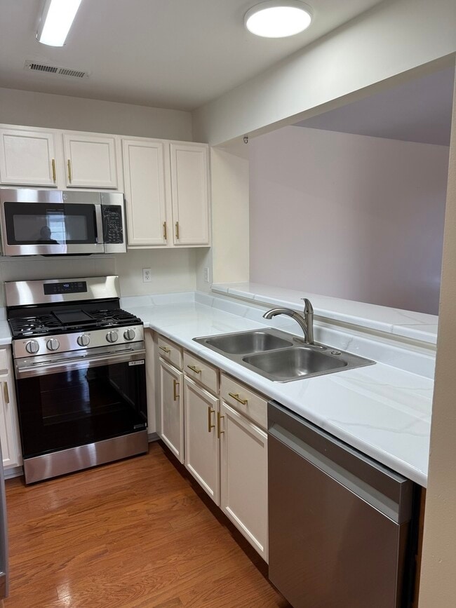 Building Photo - 6538 Commonwealth Dr