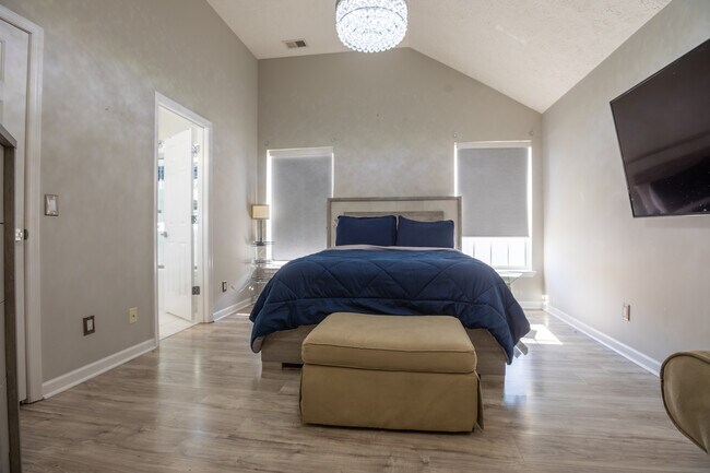 Building Photo - 5464 Daniel Ray Dr