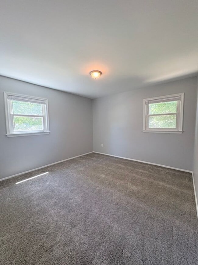 Building Photo - 900 Neal Dr