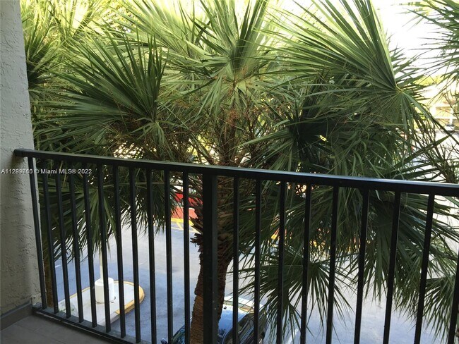 Building Photo - 570 S Park Rd