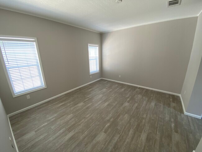 Building Photo - 435 Cary Ln