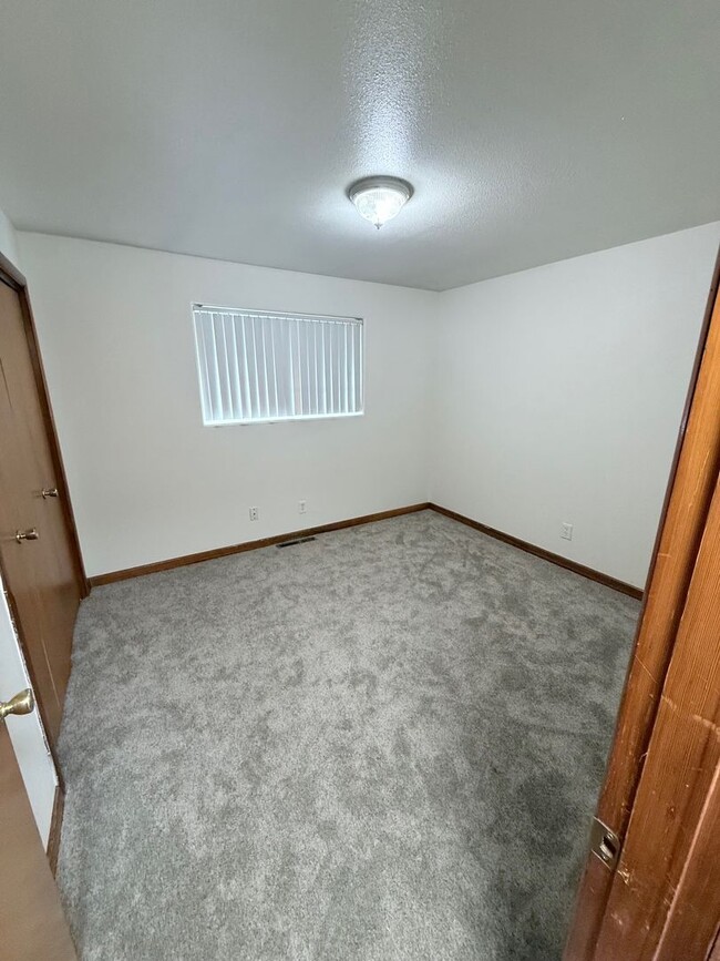 Building Photo - 5 bedroom, 2 bath house located in Stayton...
