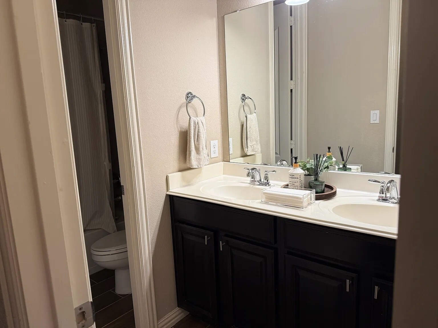 Second bathroom - 12372 Payne St
