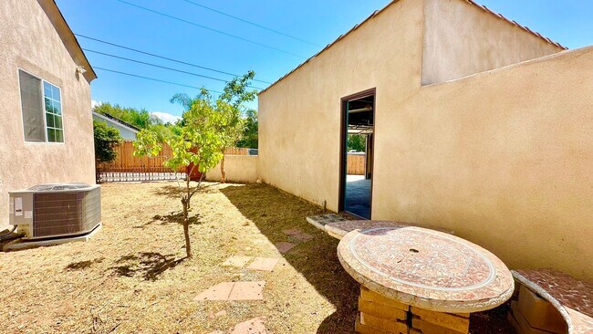 Building Photo - Lovely Single-Story Country Home on Wide Open Space with Detached Garage Space!