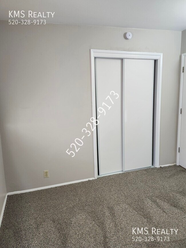 Building Photo - 2565 N Fair Oaks Ave