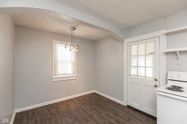 Building Photo - 330 N Holmes Ave