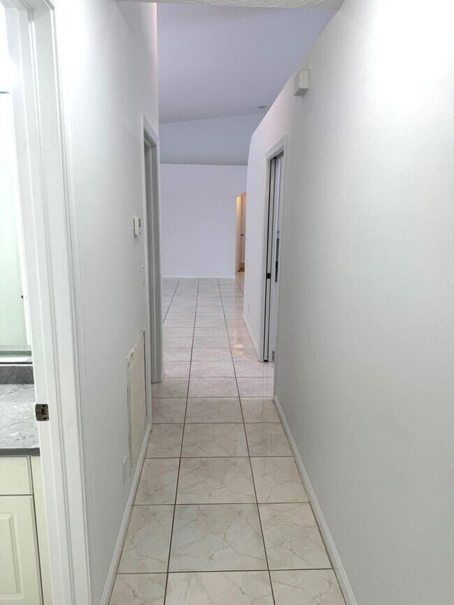 Building Photo - 106 Pepper Tree Cres