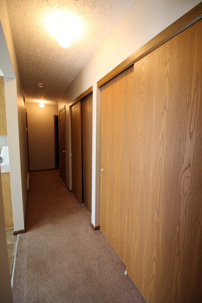 Building Photo - 2 bedroom ranch, duplex