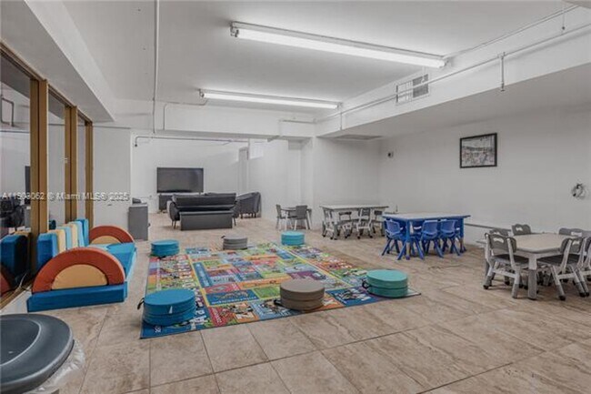 Building Photo - 100 Lincoln Rd