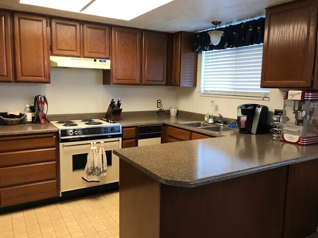 Building Photo - Spacious West Jordan 4 Bedroom!