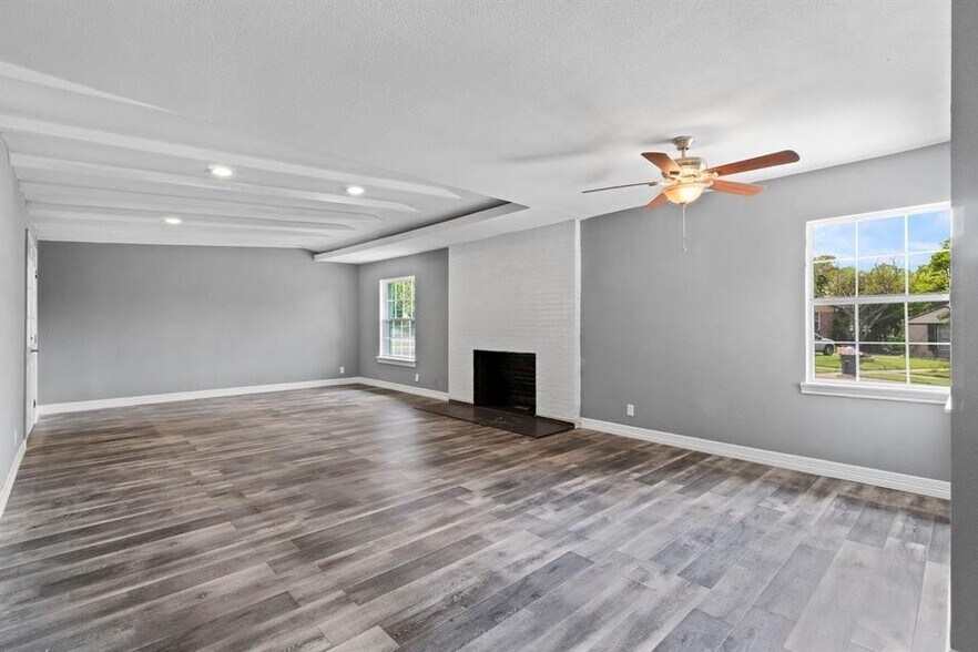 Building Photo - 1910 Danube Dr