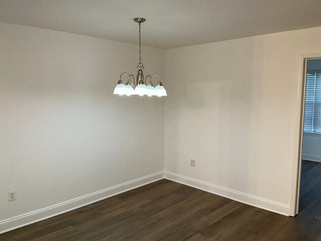 Building Photo - Beautiful 3BR 2BA condo located in the Decoverly neighborhood of Rockville