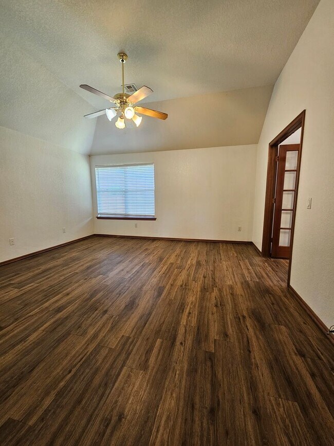 Building Photo - (3) Bed/(2) Bath in West Norman's Castlero...