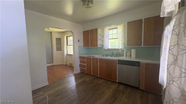 Building Photo - 86 Ferncliff Ave