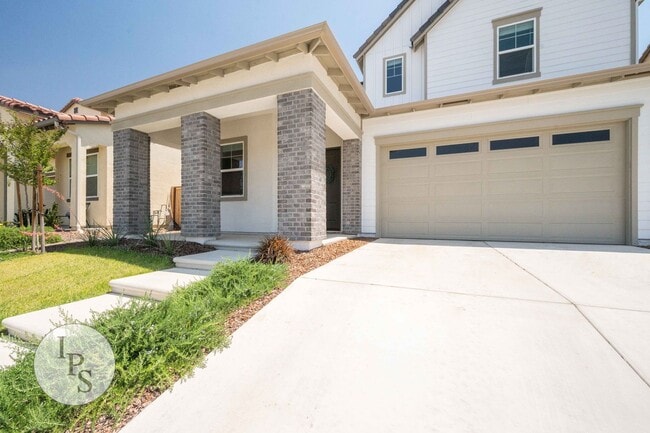Building Photo - Madera Tesoro Viejo - Beautiful Hillside Village 2-Story Home, 4BR/3BA, SOLAR, Community Pool + L...
