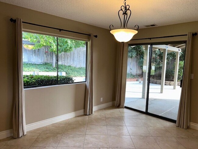 Building Photo - Well-Maintained Home with Great Outdoor Space