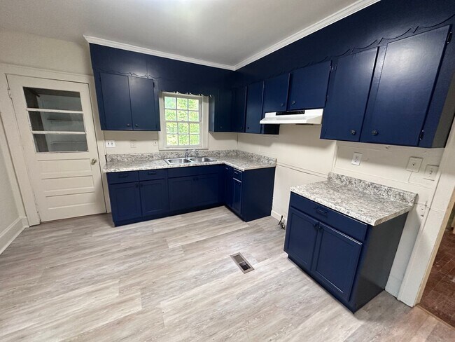 Building Photo - 2 Bedrooms, 1 Bathroom - House in West Rome!
