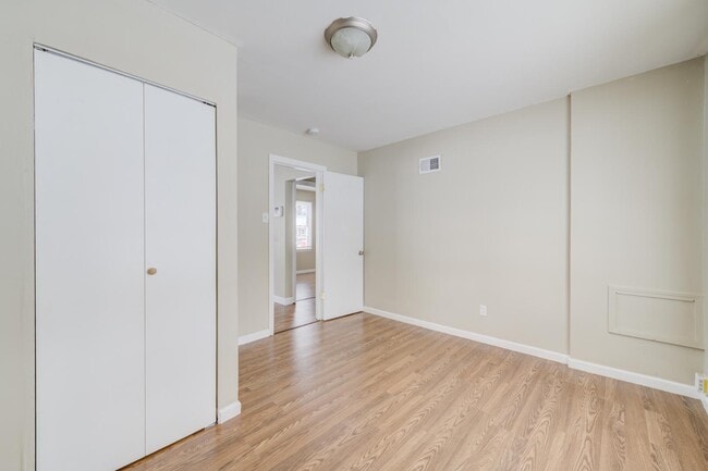 Building Photo - 110 De Smet Dr