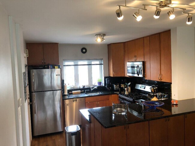 Building Photo - 606 Green Bay Rd