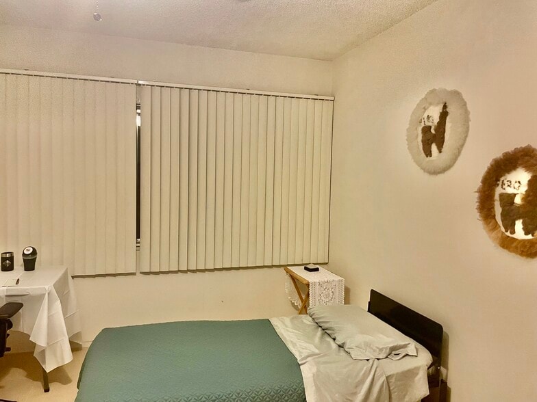 Main bedroom - 351 E Thomas Rd