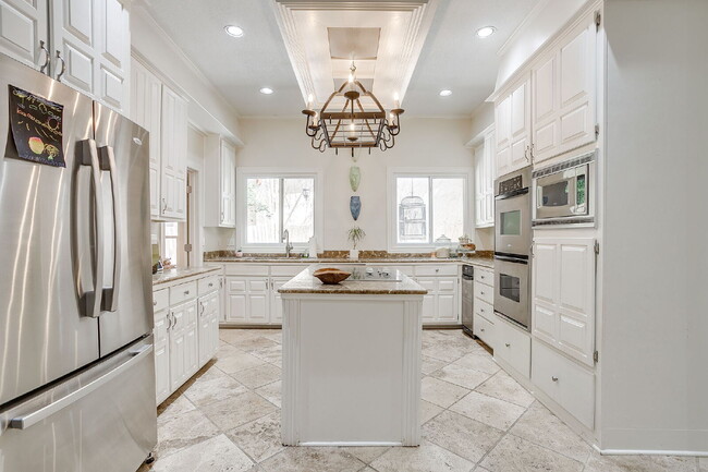 Building Photo - Private 4 Bedroom Retreat for Lease