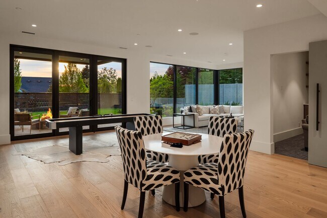 Building Photo - 7Bd/6Ba Bellevue Home