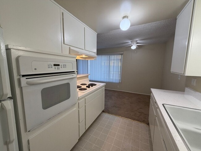 Building Photo - Wonderful 1 Bedroom 1 Bath Upstairs Corner Unit