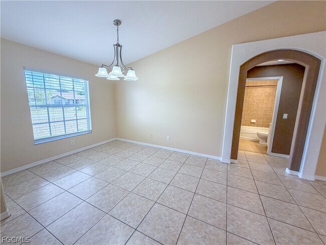 Building Photo - 906 SW 9th Ct