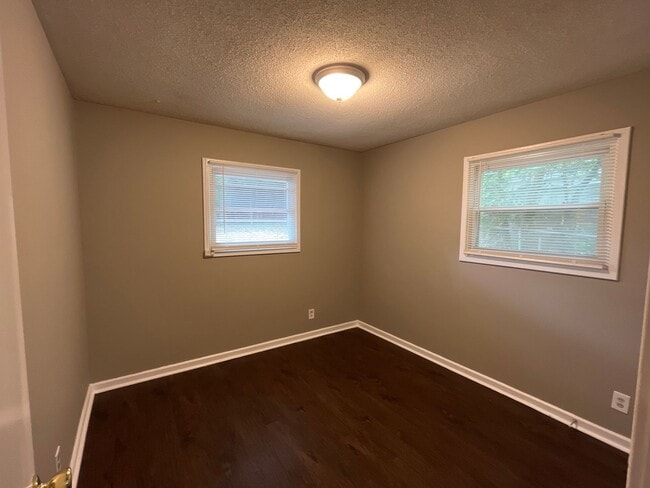 Building Photo - **AVAILABLE NOW**3 Bedroom / 1 Bathroom Ho...