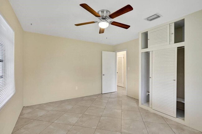 Building Photo - 916 NE 18th St