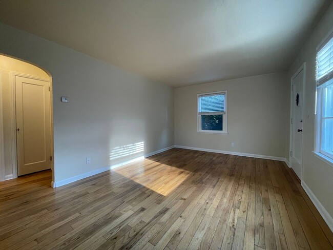 Building Photo - 1bd/1ba Seattle Home