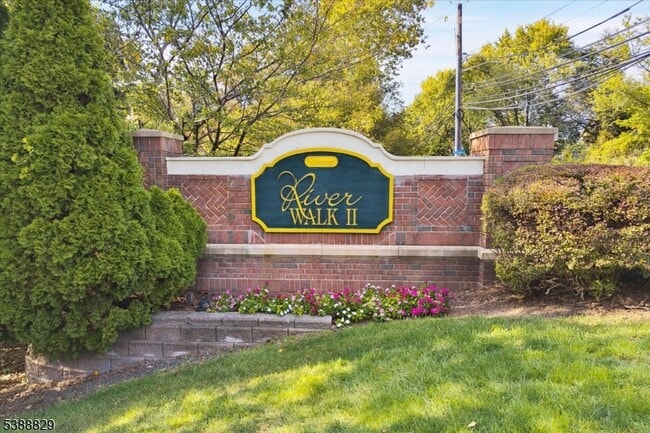 Building Photo - 120 Rock Creek Dr