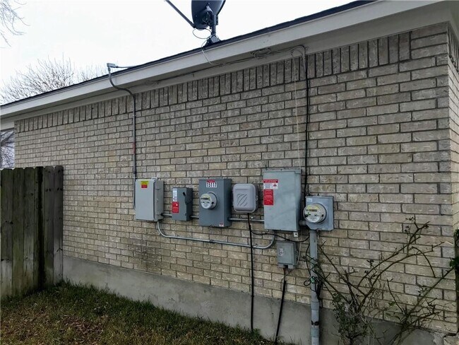 Building Photo - 15117 Bigelow Dr