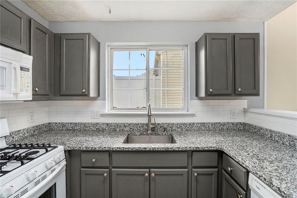 Building Photo - 139 W Oaks Pl