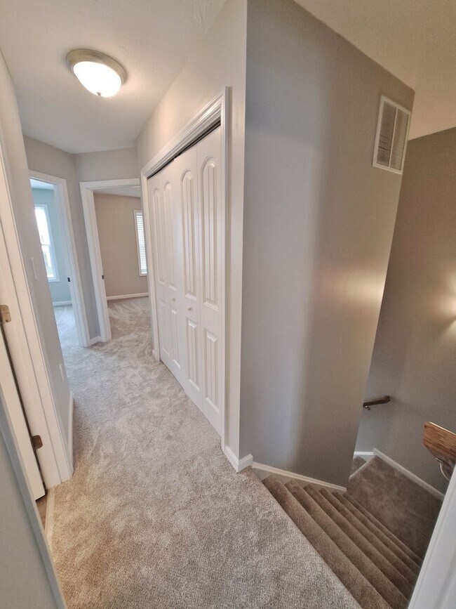Building Photo - 3 Bed / 2-1/2 Bath  Single Family Town Home w/Attached1 Car Garage