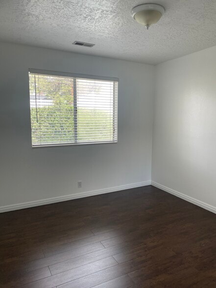 Building Photo - 1044 E Quail Park Dr