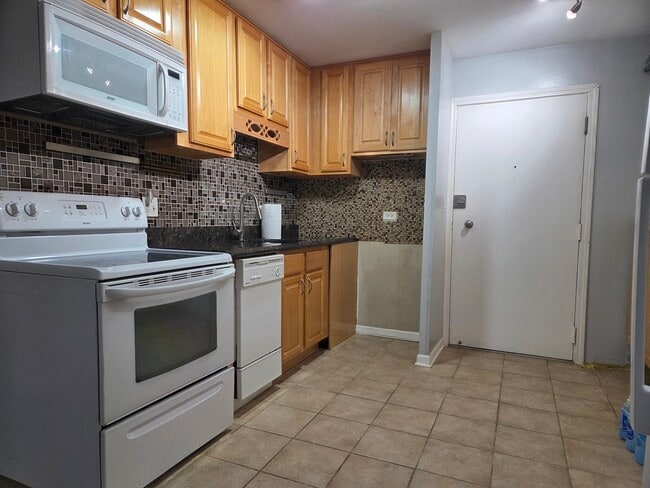 Building Photo - 310 Lathrop Ave
