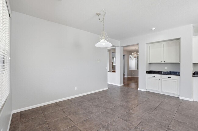 Building Photo - 3565 E Vaughn Ct