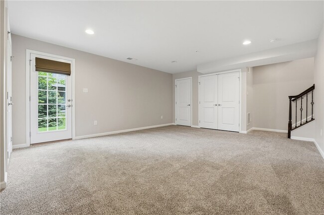 Building Photo - 202 Pointe View Dr