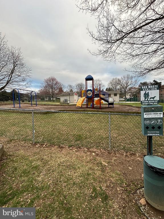 Building Photo - 3223 Valley Dr