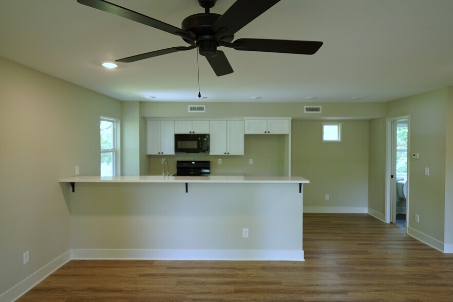 Building Photo - 1104 N 1200 Rd