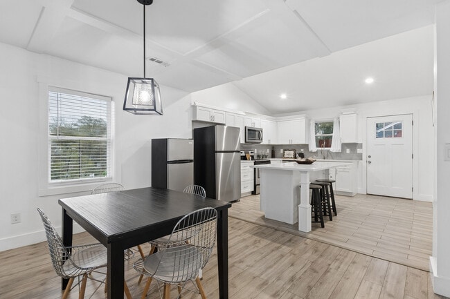 Building Photo - 1298 Gideons Dr SW